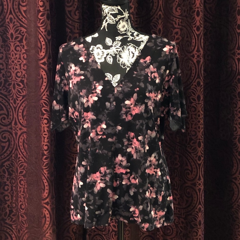 🌞 4/$25 Summer Sale 🌞 Lovely Tahari blouse